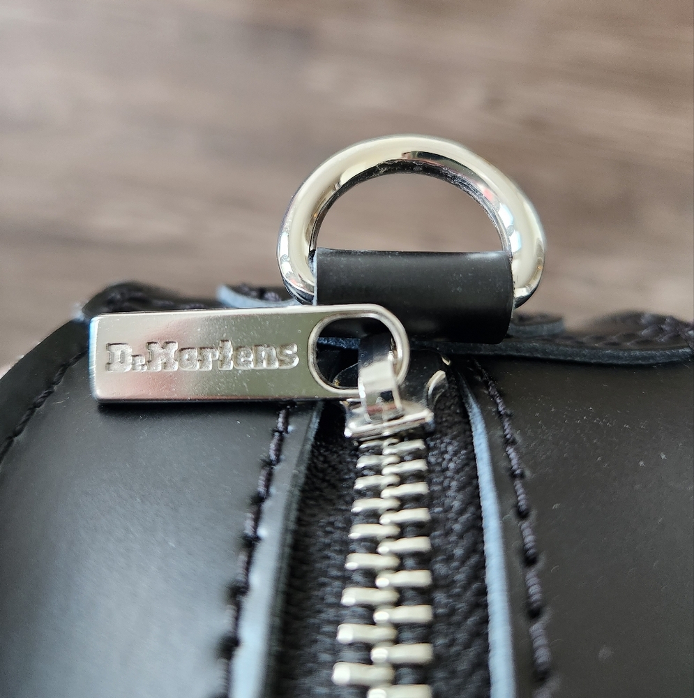 SOLD NWOT Doc Marten's Kiev Leather Heart Bag - Picture 9 of 16